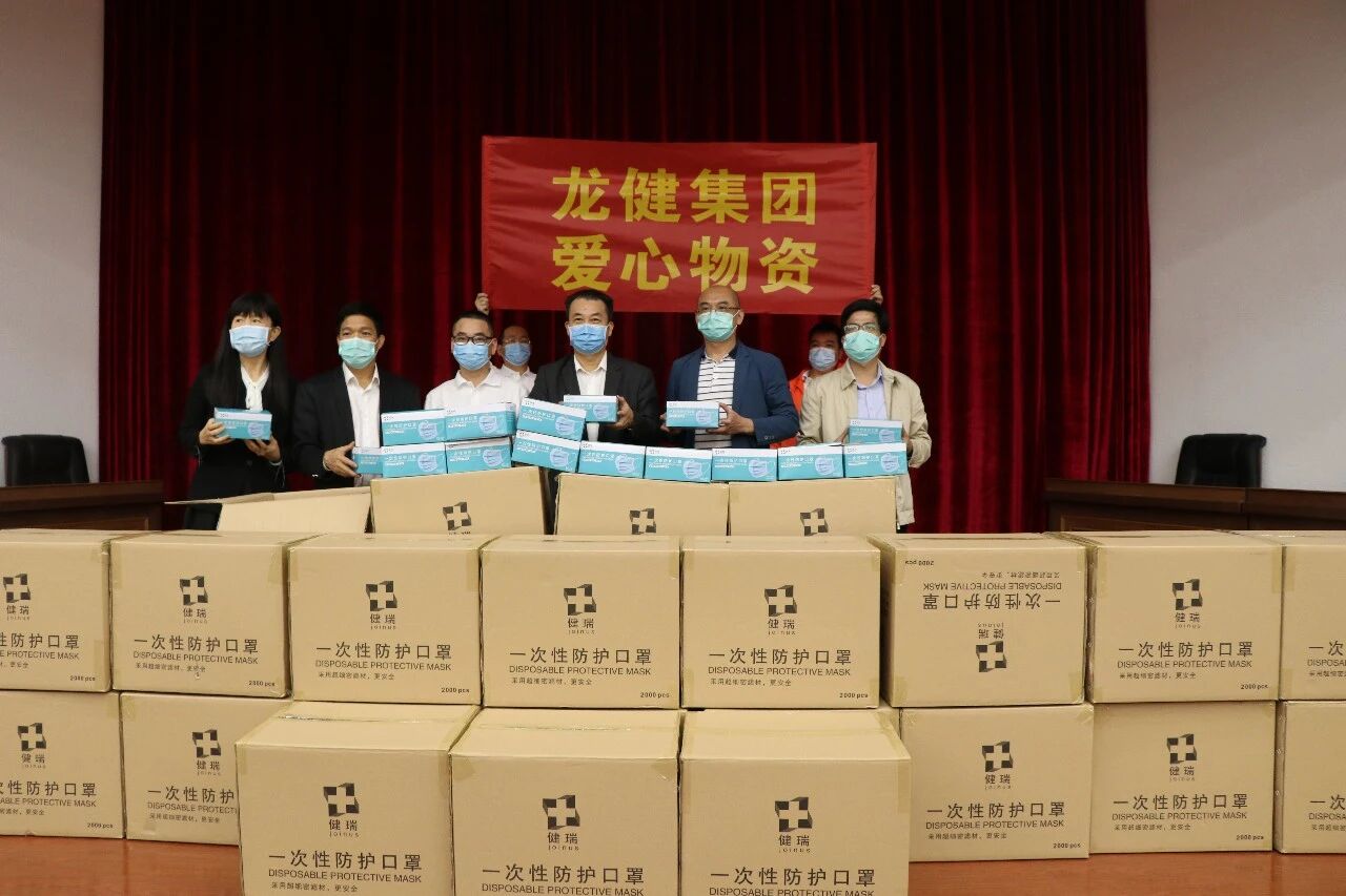 “利来国际最老品牌生产的第一批10万个口罩，全部捐给政府！”