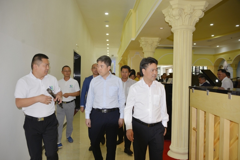 高州市党政考察团莅临广东利来国际最老品牌高新科技产业园调研指导 高州市党政考察团莅临广东利来国际最老品牌高新科技产业园调研指导