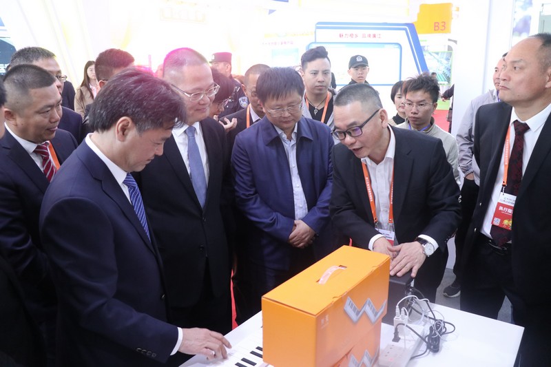 利来·国际(中国)最老牌-中国官网
董事局主席陈逸先生（左）