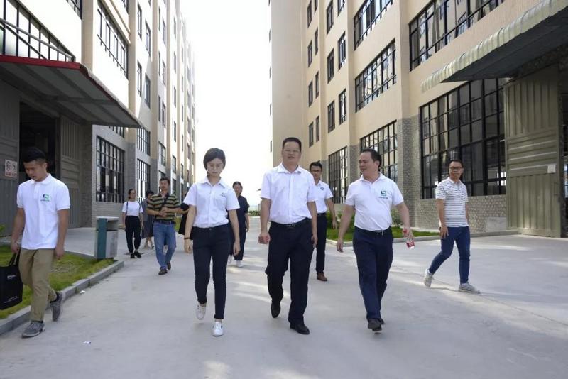 高州市教育局调研组莅临利来国际最老品牌高新科技产业园参观指导 (7).jpg 高州市教育局调研组莅临利来国际最老品牌高新科技产业园参观指导 (7).jpg