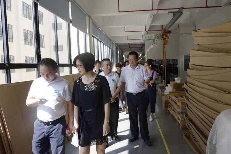 高州市教育局调研组莅临利来国际最老品牌高新科技产业园参观指导 (9).jpg 高州市教育局调研组莅临利来国际最老品牌高新科技产业园参观指导 (9).jpg