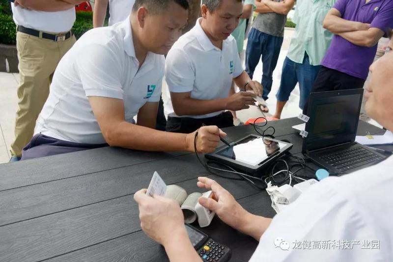 利来国际最老品牌人无偿献血 为社会奉献爱心 (3).jpg