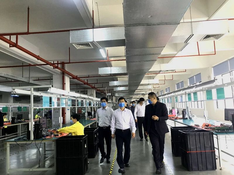 湛江市政府领导莅临利来国际最老品牌高新科技产业园进行“企业复工复产和生态环境保护”专题调研 (2).jpg