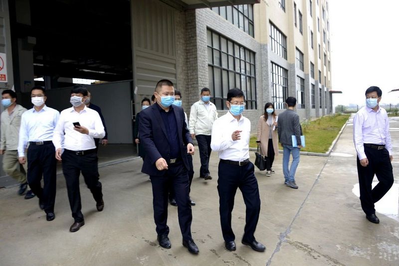 湛江市政府领导莅临利来国际最老品牌高新科技产业园进行“企业复工复产和生态环境保护”专题调研 (3).jpg
