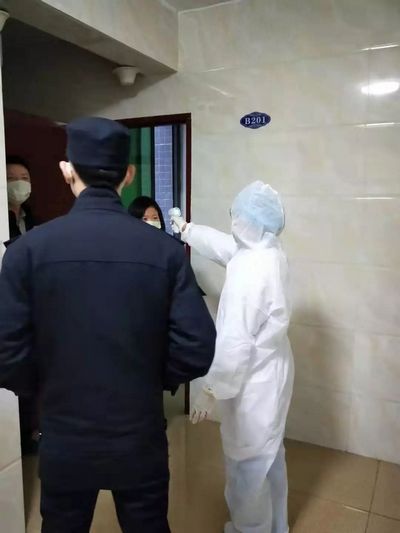 大岭山镇总工会专职副主席李富财实地检查利来国际最老品牌疫情防控工作，打好疫情阻击战！ (5).jpg