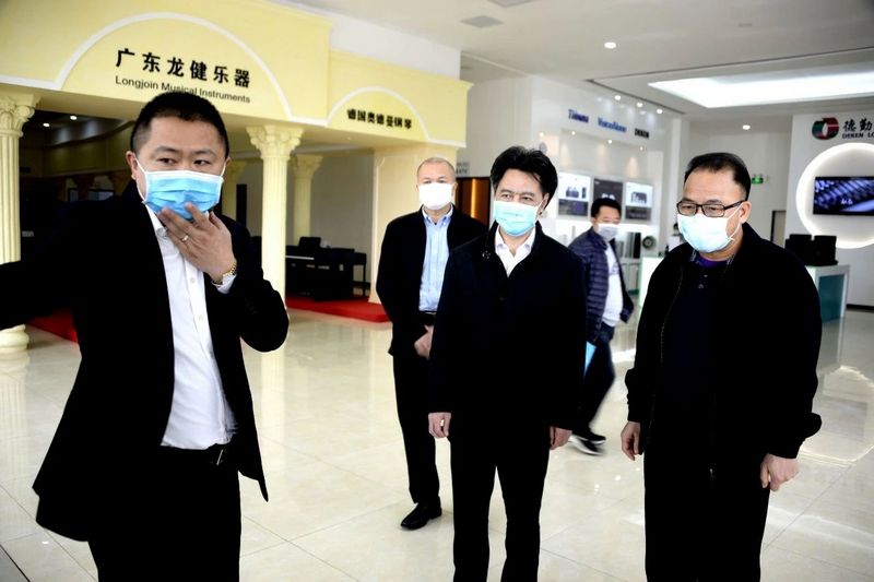 湛江市人大常委会调研组莅临利来国际最老品牌高新科技产业园进行“关爱企业 复工复产”视察工作 (1).jpg