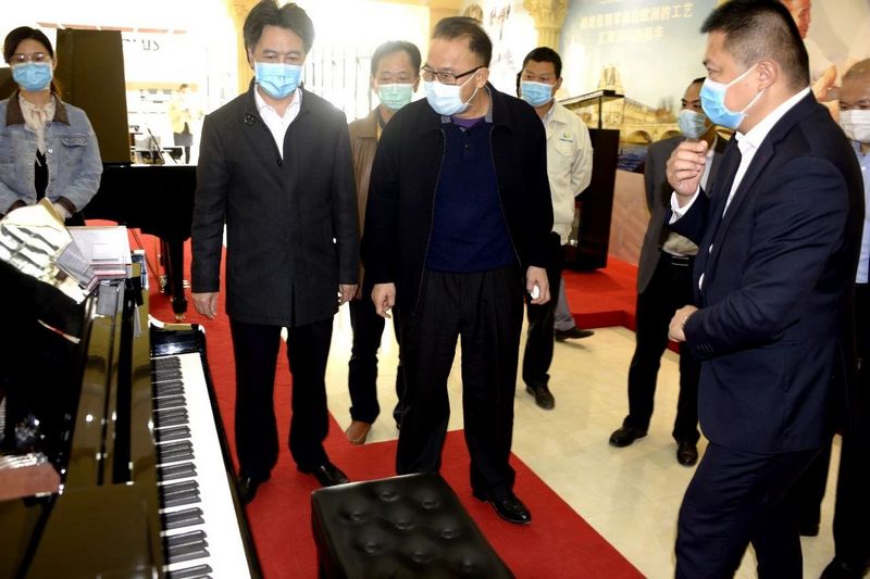 湛江市人大常委会调研组莅临利来国际最老品牌高新科技产业园进行“关爱企业 复工复产”视察工作 (2).jpg