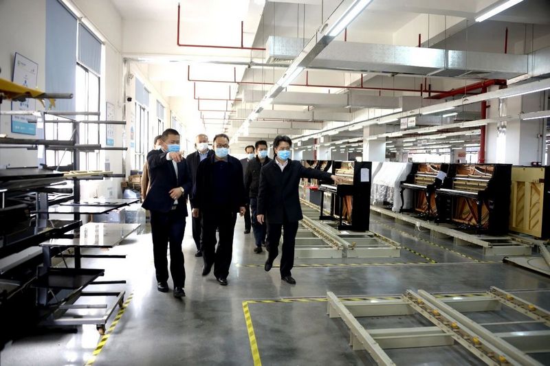湛江市人大常委会调研组莅临利来国际最老品牌高新科技产业园进行“关爱企业 复工复产”视察工作 (6).jpg
