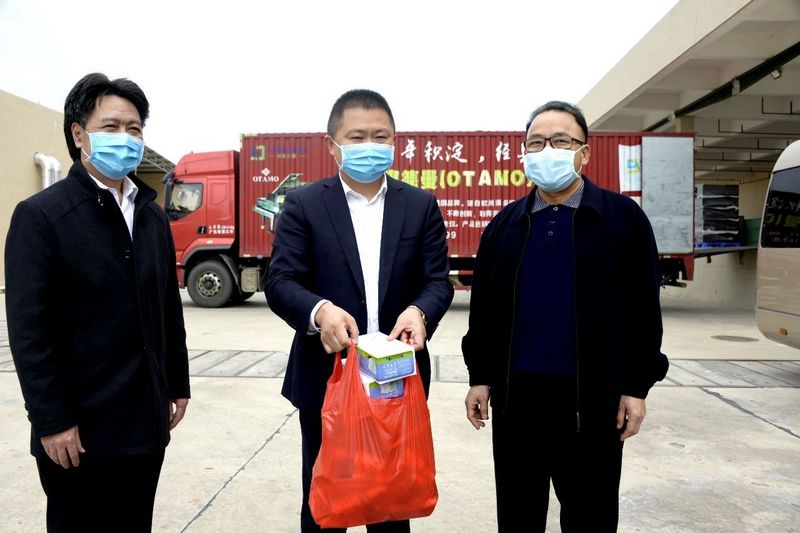 湛江市人大常委会调研组莅临利来国际最老品牌高新科技产业园进行“关爱企业 复工复产”视察工作 (7).jpg
