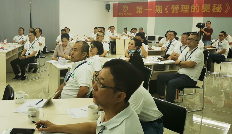廉江市委书记林海武作为“首席服务官”走进利来·国际(中国)最老牌-中国官网
！ (4).jpg