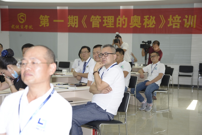廉江市委书记林海武作为“首席服务官”走进利来·国际(中国)最老牌-中国官网
！ (5).JPG