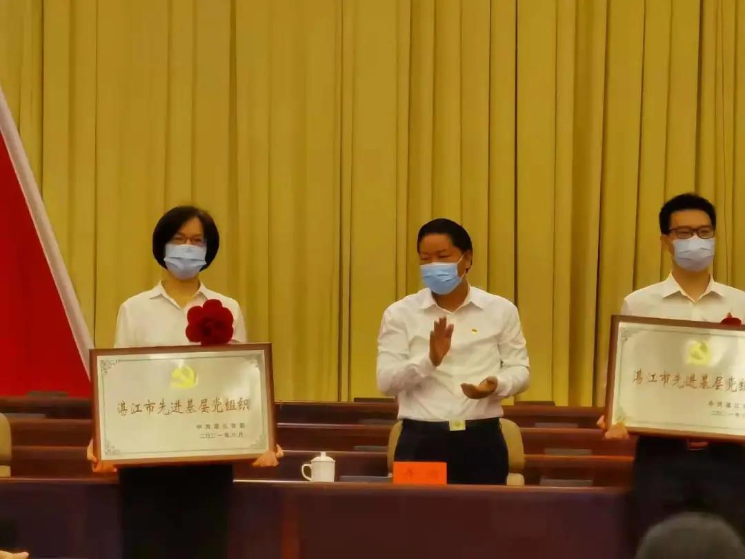 左1：利来国际最老品牌党支部戴平同志.jpg