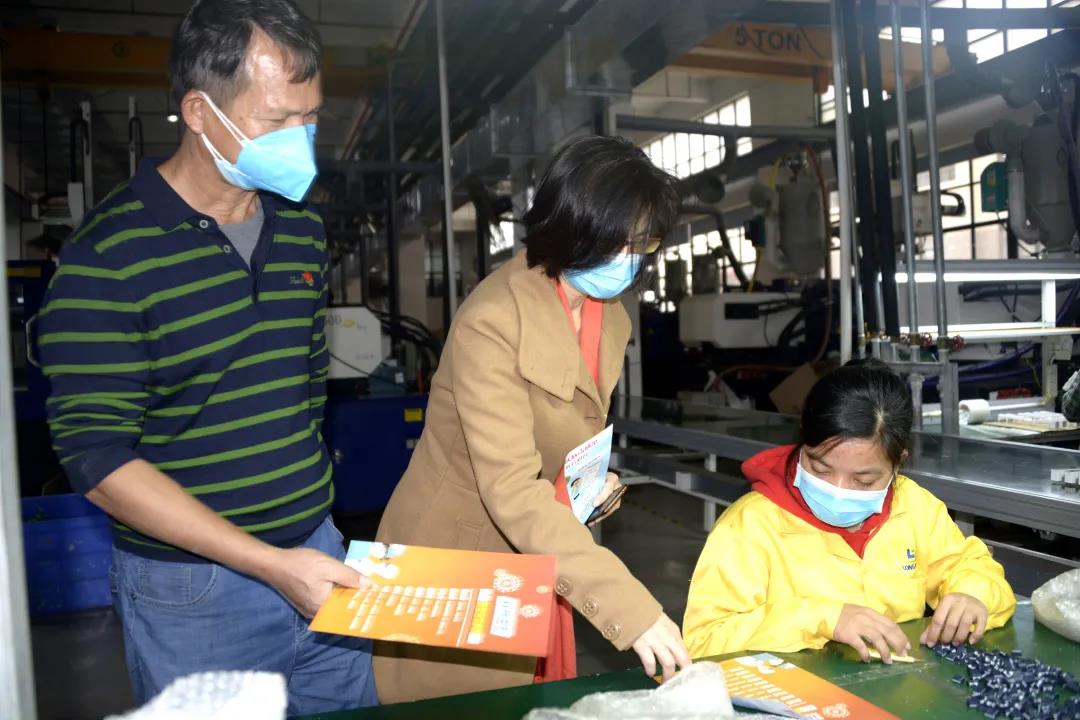 广东利来国际最老品牌高新科技产业园党支部在宣传疫情防控知识.jpg