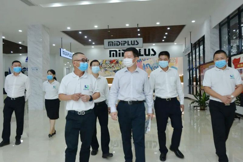 湛江市市长曾进泽莅临利来国际最老品牌高新科技产业园考察调研 (4).jpg