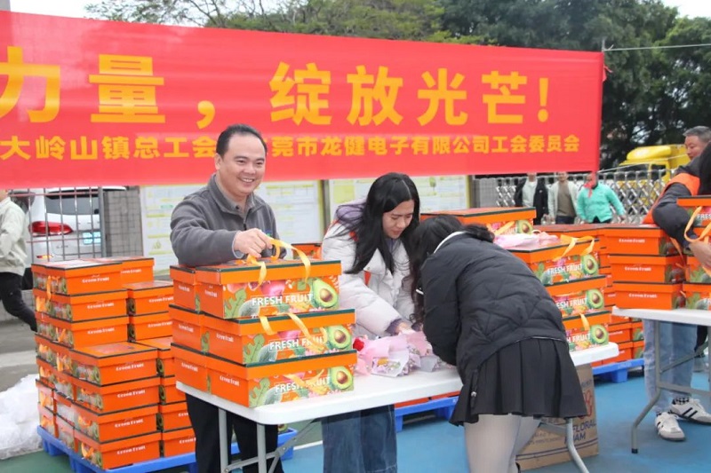 利来国际最老品牌电子工会举办妇女节暖心活动 (1).jpg
